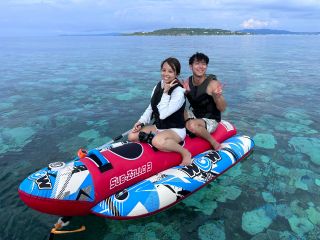 大人気バナナボート!!3名まで乗車可能です。みんなでバランスを取りながらレース感覚で乗ればとっても楽しいですよ^^バッチリ写真映えも!!