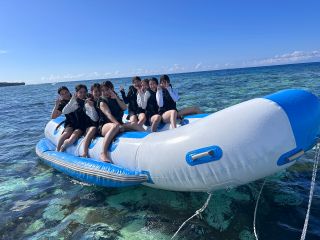 アウル名物最大10名乗りのバナナボート!!笑って叫んで楽しんでいただけること間違いなし♪