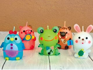 手の温かさでやわらかくなるロウを使いオリジナルキャンドルを作ります。きせつによりいろいろなフィギュアがメニューに登場します。
