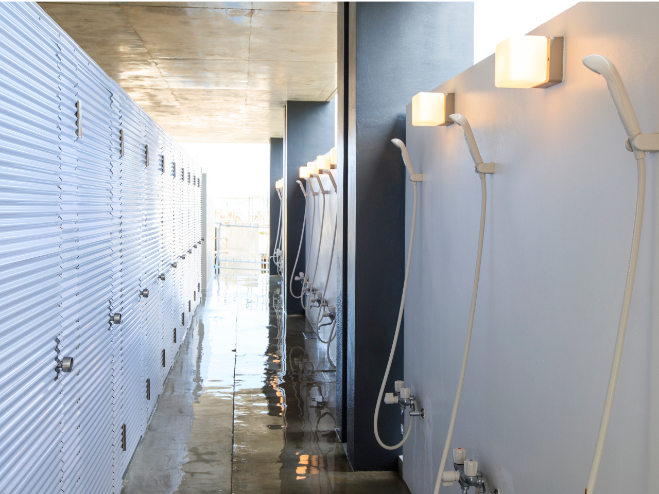 県内最多の快適シャワールーム。13基の温水シャワー。シャンプー・リンス・レンタルバスタオルも無料でご準備しております☆