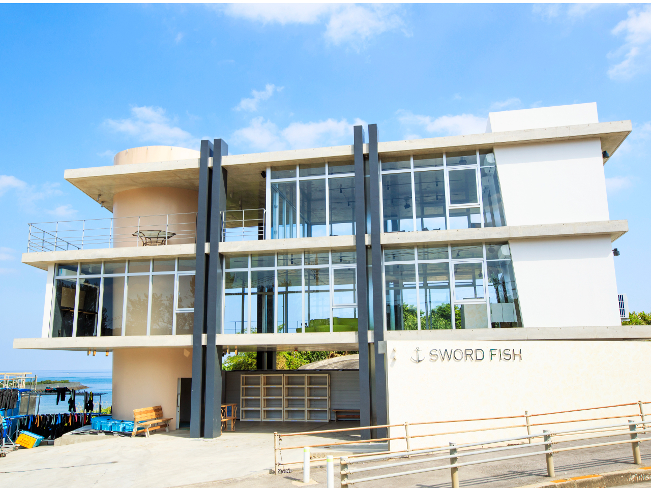 快適さを追求しました。温水シャワー13基・パウダールーム、3階とルーフトップでは、恩納ブルーを眼下に、BBQや、ハンバーガー等、美味しいお食事をご準してお♪