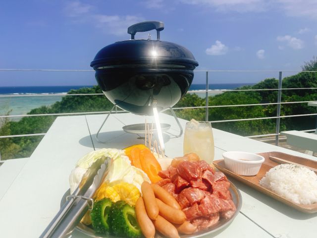 180度大パノラマ♪恩納ブルーとBBQをご堪能ください!お肉は拘り抜いた、肉厚ステーキ肉を使用♪
