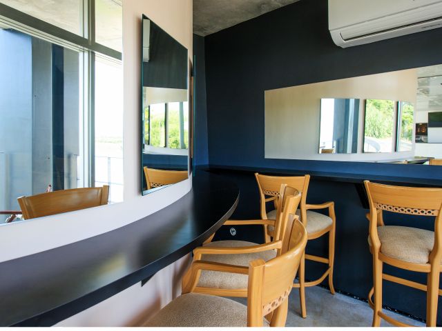 2階にはドライヤー、パウダースペース完備。フライト当日でもゆっくりと準備する事ができます。