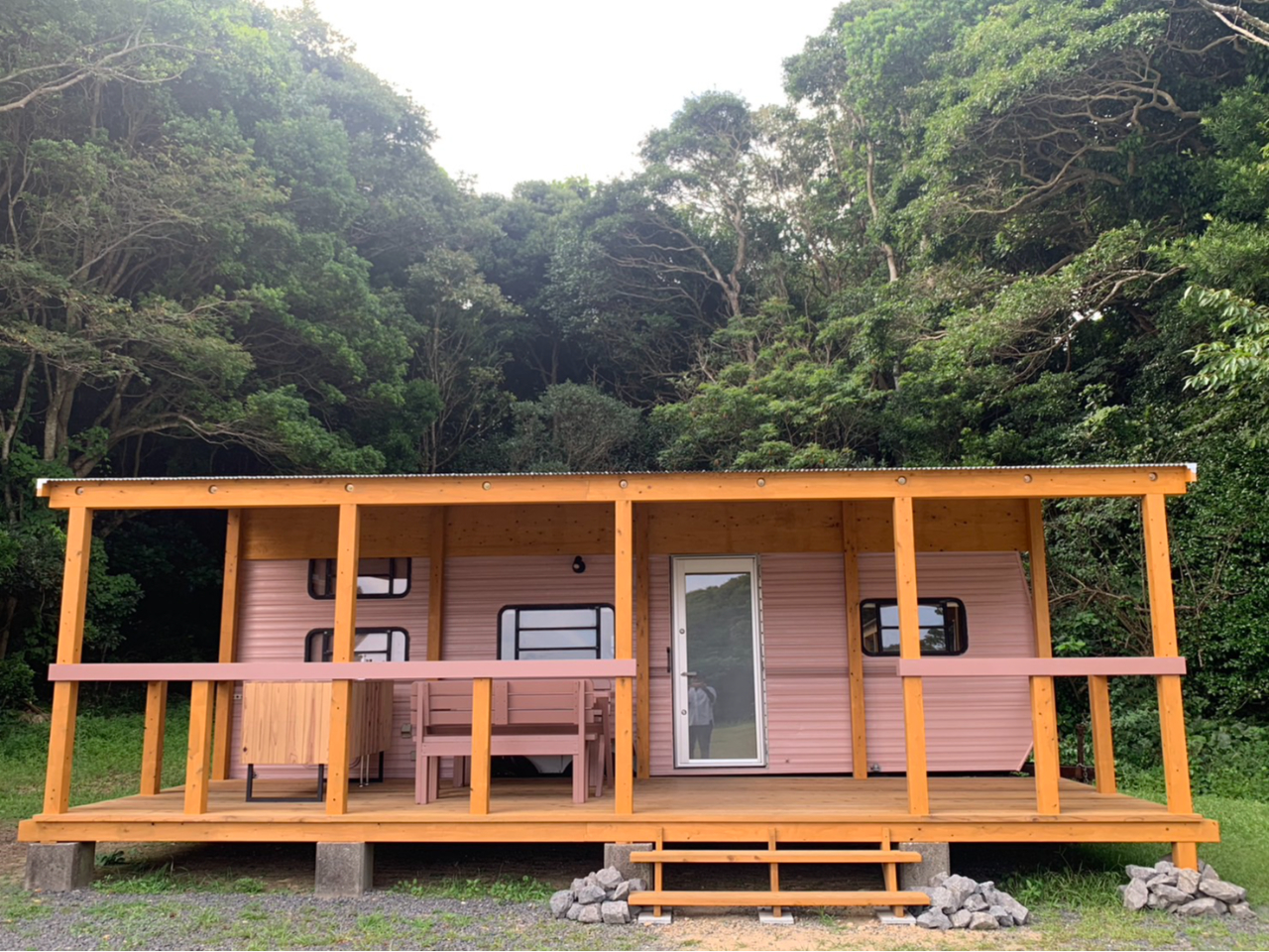 *屋根付きのデッキテラスにはテーブル＆ベンチ、屋外キッチン、コンセントがついています。お車はお隣に駐車可能です。