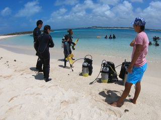 浅いビーチで、船酔いの心配なし!サンゴやカラフルな魚と一緒に泳いでみませんか〜!?親子で体験ダイビング!もできますよ〜!