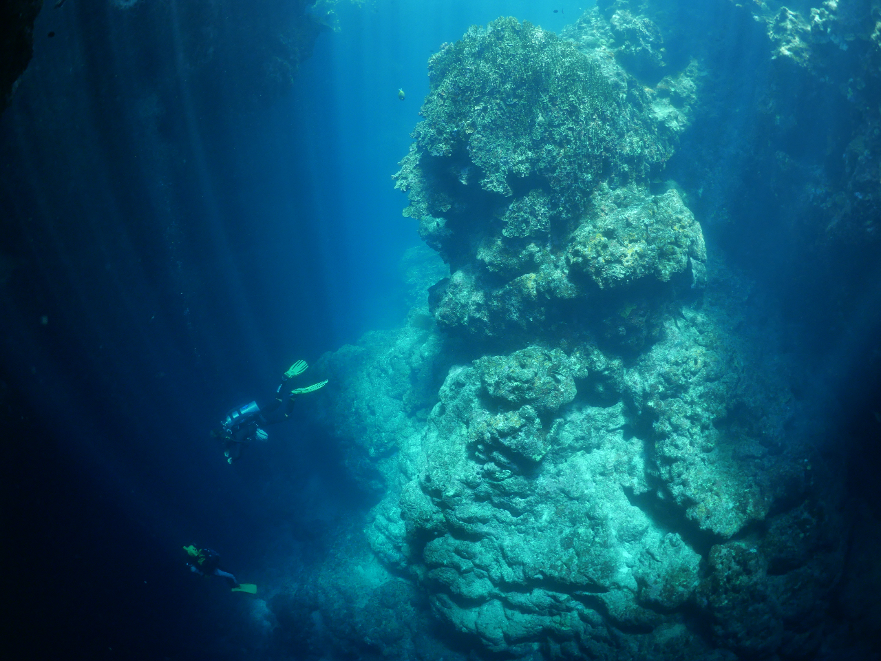 ダイナミックな地形、一の瀬ホール(下地島エリア)