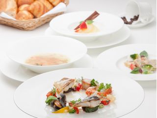 オードブル又はスープ、料理長の創作センスが光るメイン料理より貴方のお好みをお選び頂けます。ご昼食・ご夕食でご提供します。