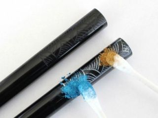 7色の金属粉で色をつけていきます。複数色にすることもできます。
