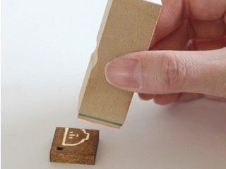 拭き漆(木に生漆をすりこむ技法)を施した木片に、代用漆でスタンプを押します。*代用漆(合成塗料)かぶれる心配はありません。