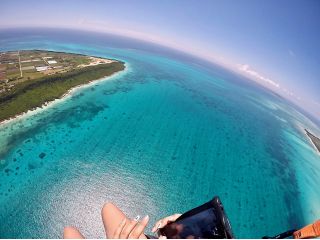 高度200メートルから宮古ブルーをひとりじめしませんか?
ロングフライトならではの絶景をお楽しみ下さい。