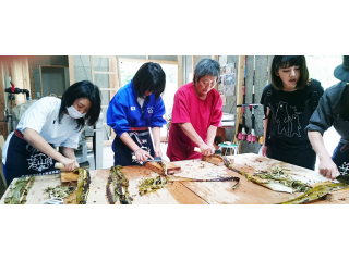 江戸時代の手法で紙づくり(へぐり作業)