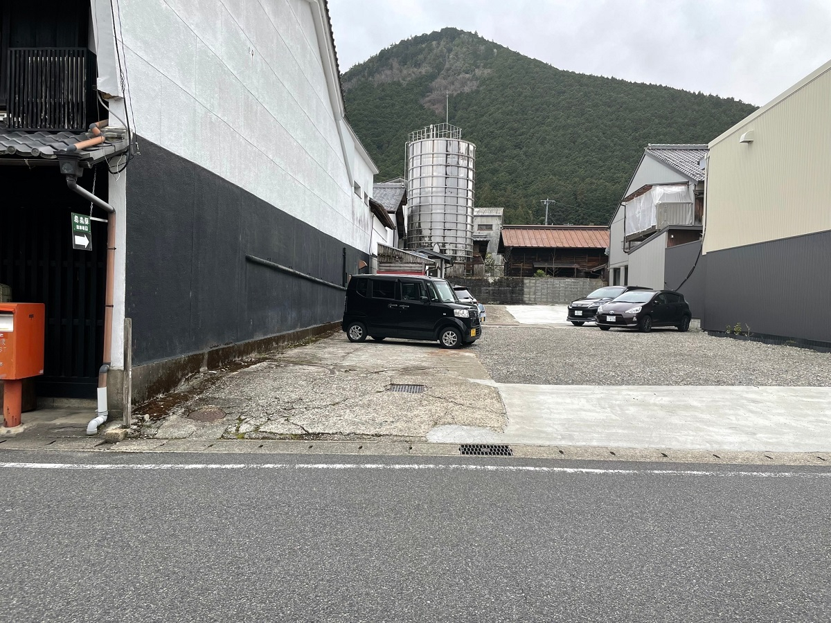 店舗横駐車スペース 10台分あります。