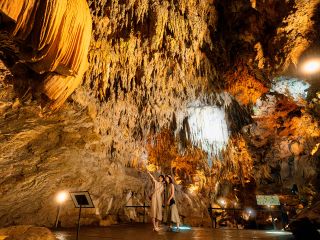 シンボルとなる幸運の紅白の鍾乳石