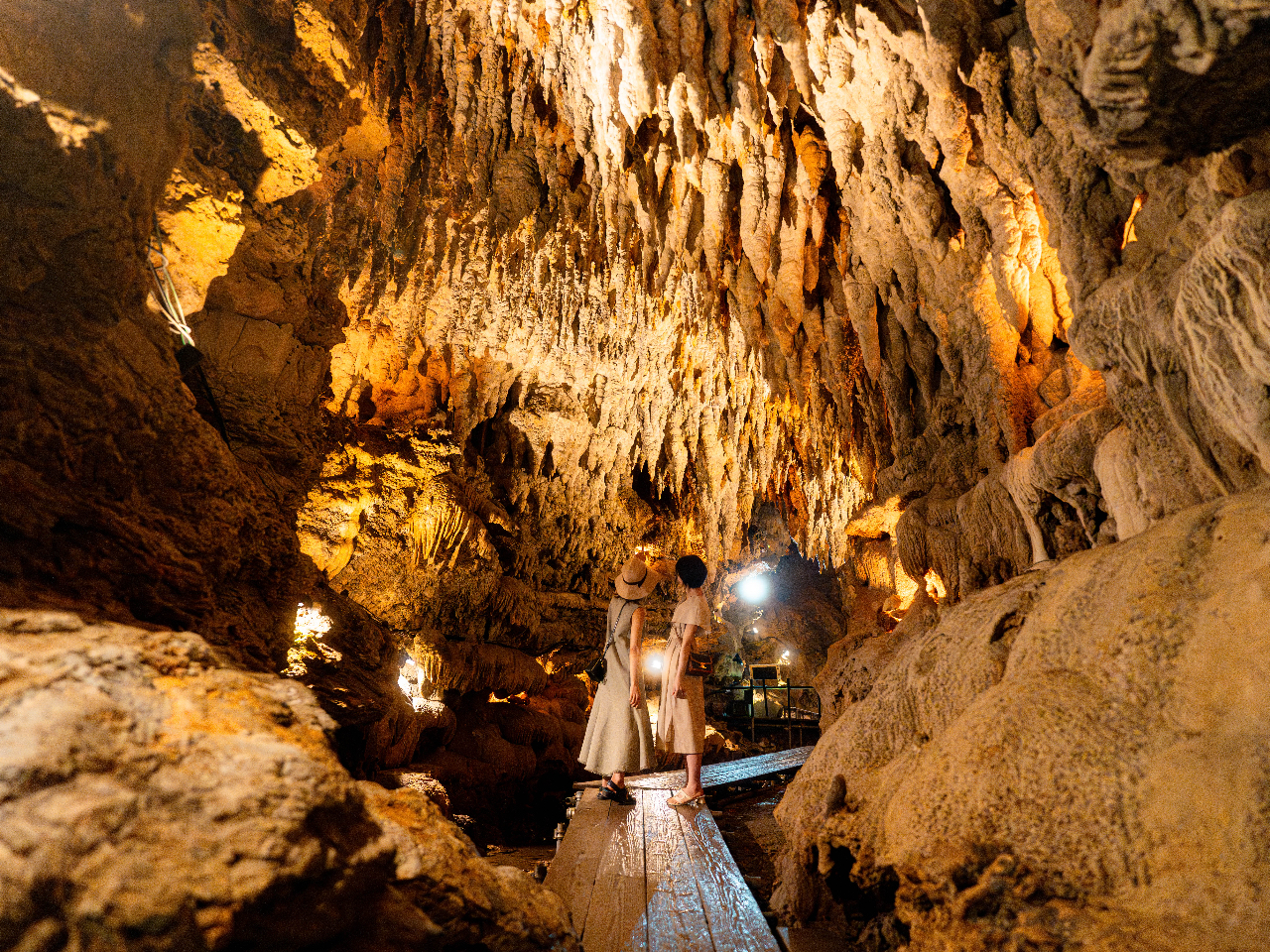 沖縄・神秘の洞窟探検】神秘の鍾乳洞見学体験！！ファミリーにオススメ