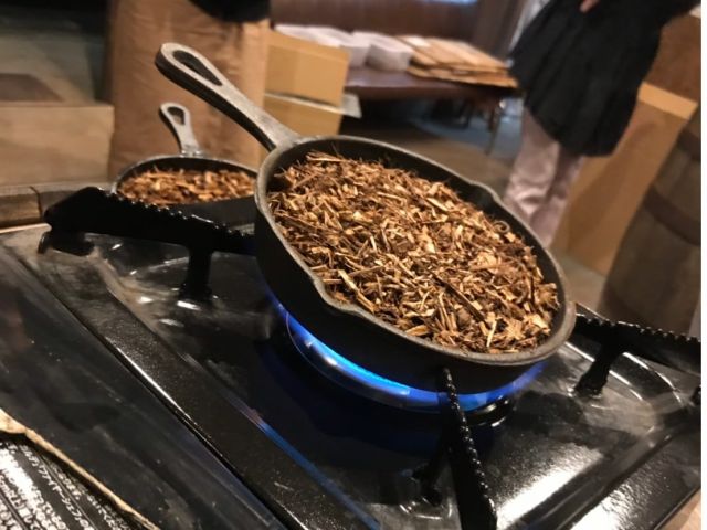 スキレットと固形燃料を利用して簡単に燻製ができます!