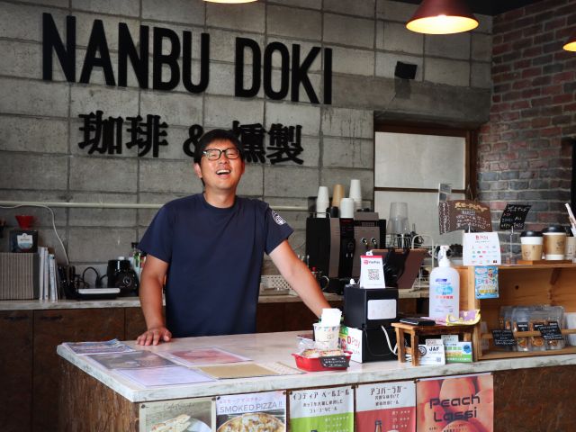 燻製体験はカフェの敷地内で行います。くつろぎながらご自身に合ったペースで燻製体験をお楽しみください。