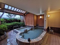 同時に10名様ほどは入れる贅沢な貸切露天風呂
