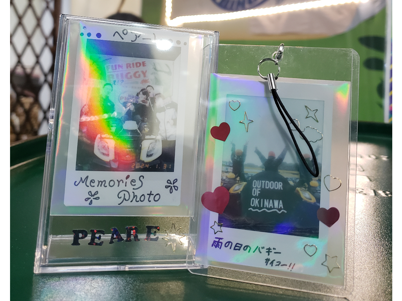 チェキはキーホルダータイプかスタンドタイプの二つから選べる!デコシールもご用意してるので世界に一つだけの思い出を残そう!