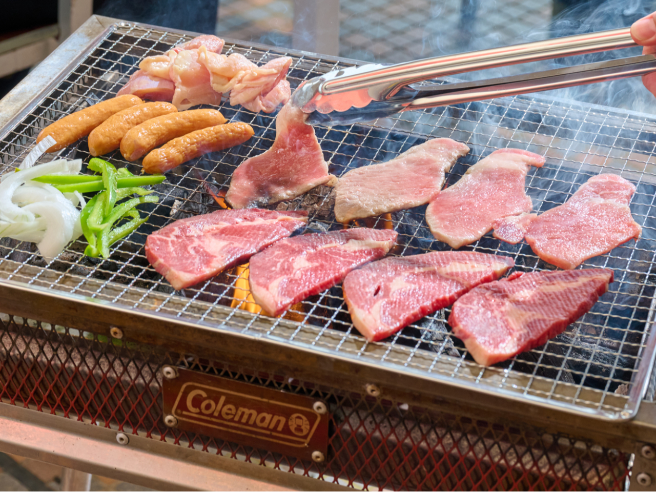 �W���[�b�ƏĂ��鍁�΂��������ɐH�~���{���I�M�X�̐H�ނ����̏�Ŋy���߂�̂�BBQ�̑�햡�ł��B