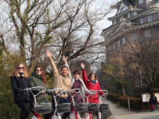 岡山城をバックに記念撮影!