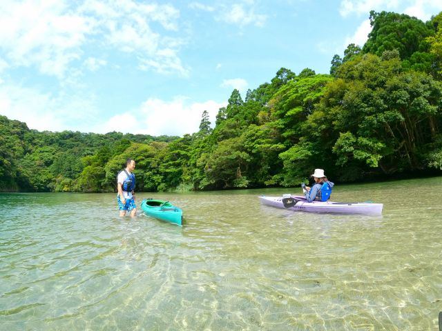 あまりの気持ちよさにカヤックから降りてみます。ひんやりとした水が気持ちいい!夏場は川飛び込みをしたり、リバーシュノーケルで遊びます。