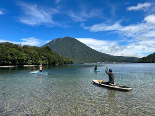 透明度の高い水と高原の空気、いつもよりぐっと近い雲、雄大な男体山。湖面から見える景色はどこをとっても美しいです!