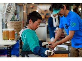 少しずつ形を整えながら、何度もあたためなおして成形していきます。