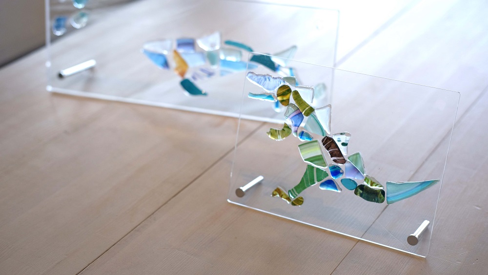 ガラスのカケラを並べてモザイク画作り!