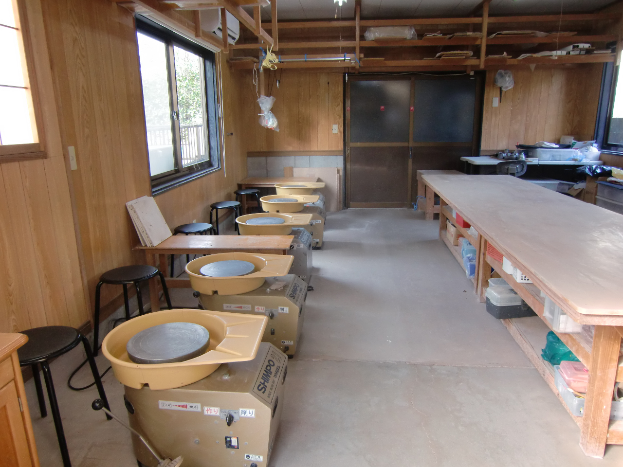 ロクロ5台完備し、手びねりは最大12名収容可。