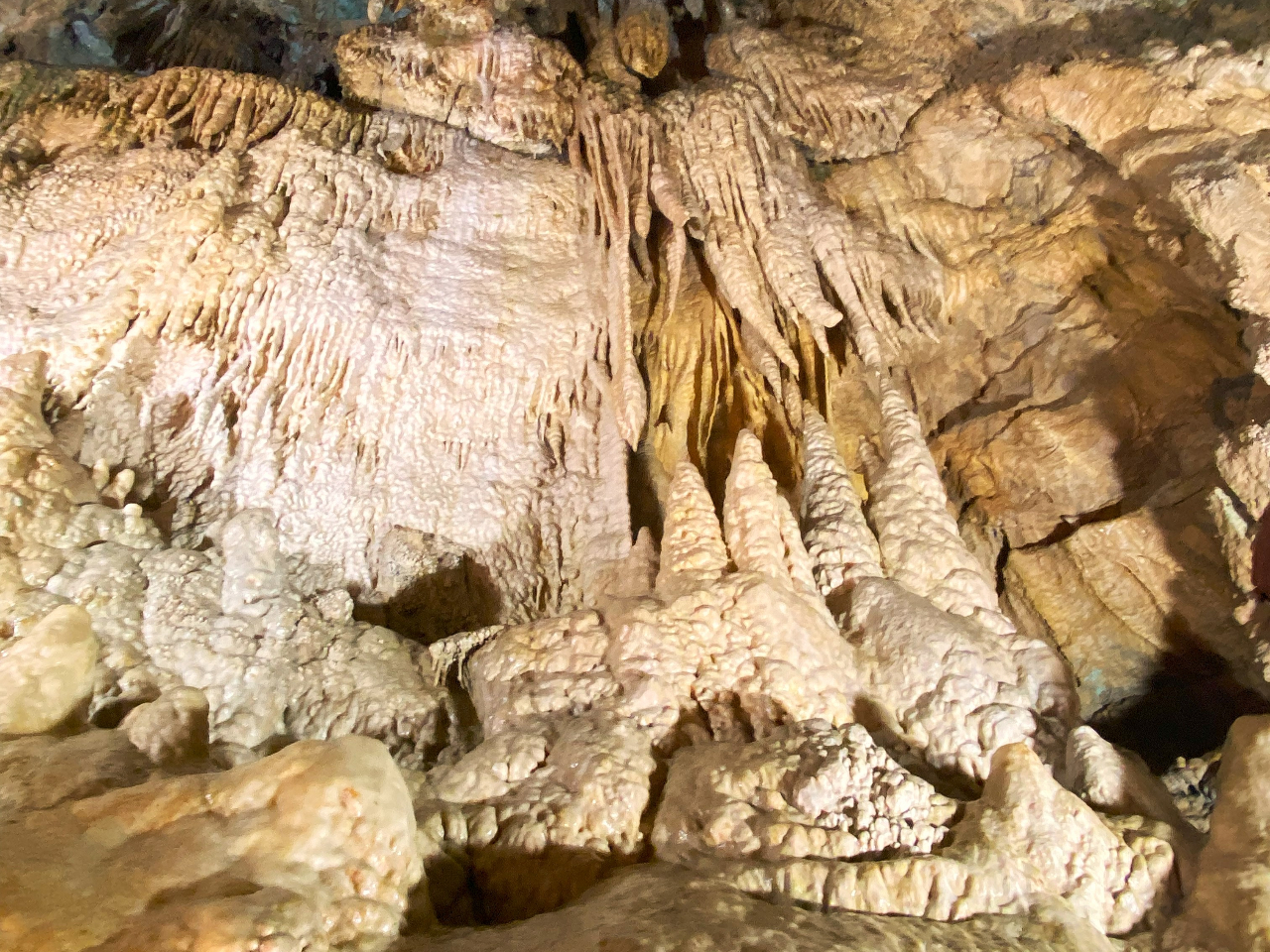 【入場料10%オフ】落差30mの地底滝は必見!洞窟探検気分が楽しめる☆大滝鍾乳洞...