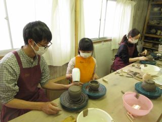 作業台の上で落ち着いてお作りいただけます。