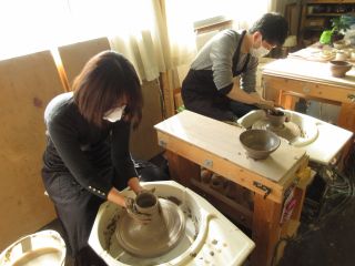 通常、いくつか出来上がるので、そこからお一つお選びください。二つ以上は、追加料金となります。