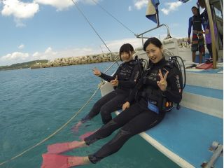 ボートから海に入り、いきなり潜るわけではなく、ボート上&水面に浮いた状態でしっかり練習し慣れていただきます♪