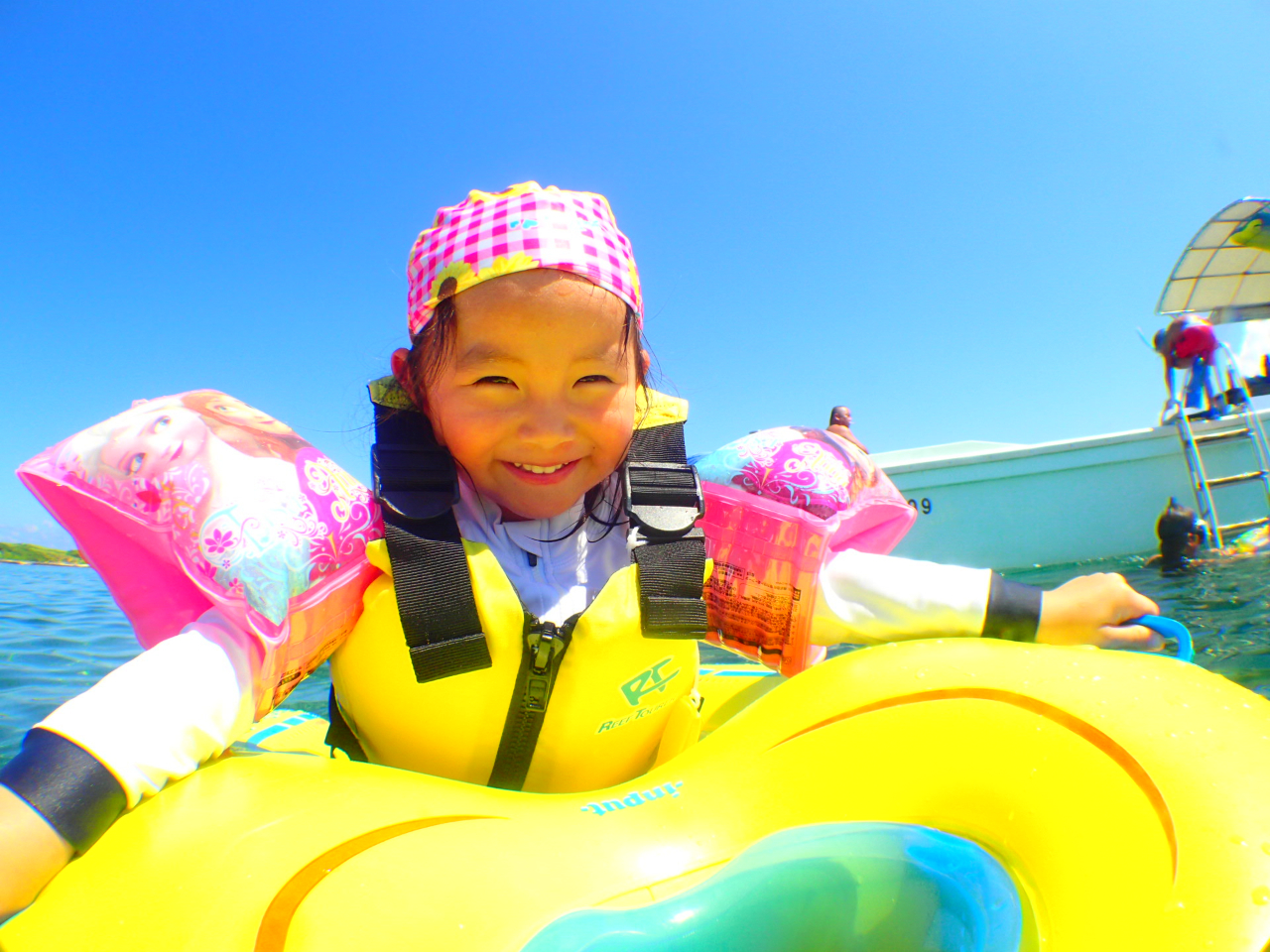 小さいお子様は浮き輪に乗って遊べるよ!