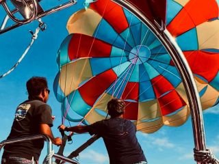 那覇空港からすぐ!到着日・最終日でも気軽に参加できる絶景パラセーリング体験♪