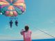 空から眺めるケラマブルー。透明度抜群の海を独り占めする贅沢な時間。
