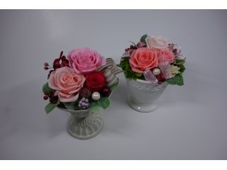 生花に特殊加工を施したプリザーブドフラワーは水を与えるお手入れの必要のないお花です数年お手入れいらずできれいな状態で飾って楽しむことができます