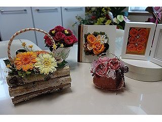 イベント・月ごとに季節感をとりいれたアレンジ作品
毎月花色やデザインの違う作品をお作りいただけます
5月12月はプラス500円UPいたします