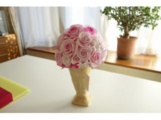 平らな器にオーキットとアジサイの小花でアレンジ