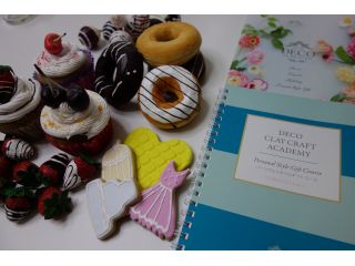 樹脂を主原料とするDECOクレイクラフトオリジナル粘土
乾くととても軽いことが特徴です
直射日光を避けて飾っていただきますと半永久にお楽しみいただけます