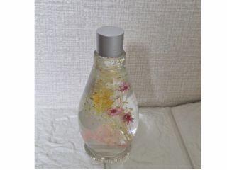 ハーバリウムとは【植物標本】という意味で、プリザーブドフラワーやドライフラワーなどの花材をオイルと一緒に入れ長期鑑賞を楽しむことができる新しいインテリア