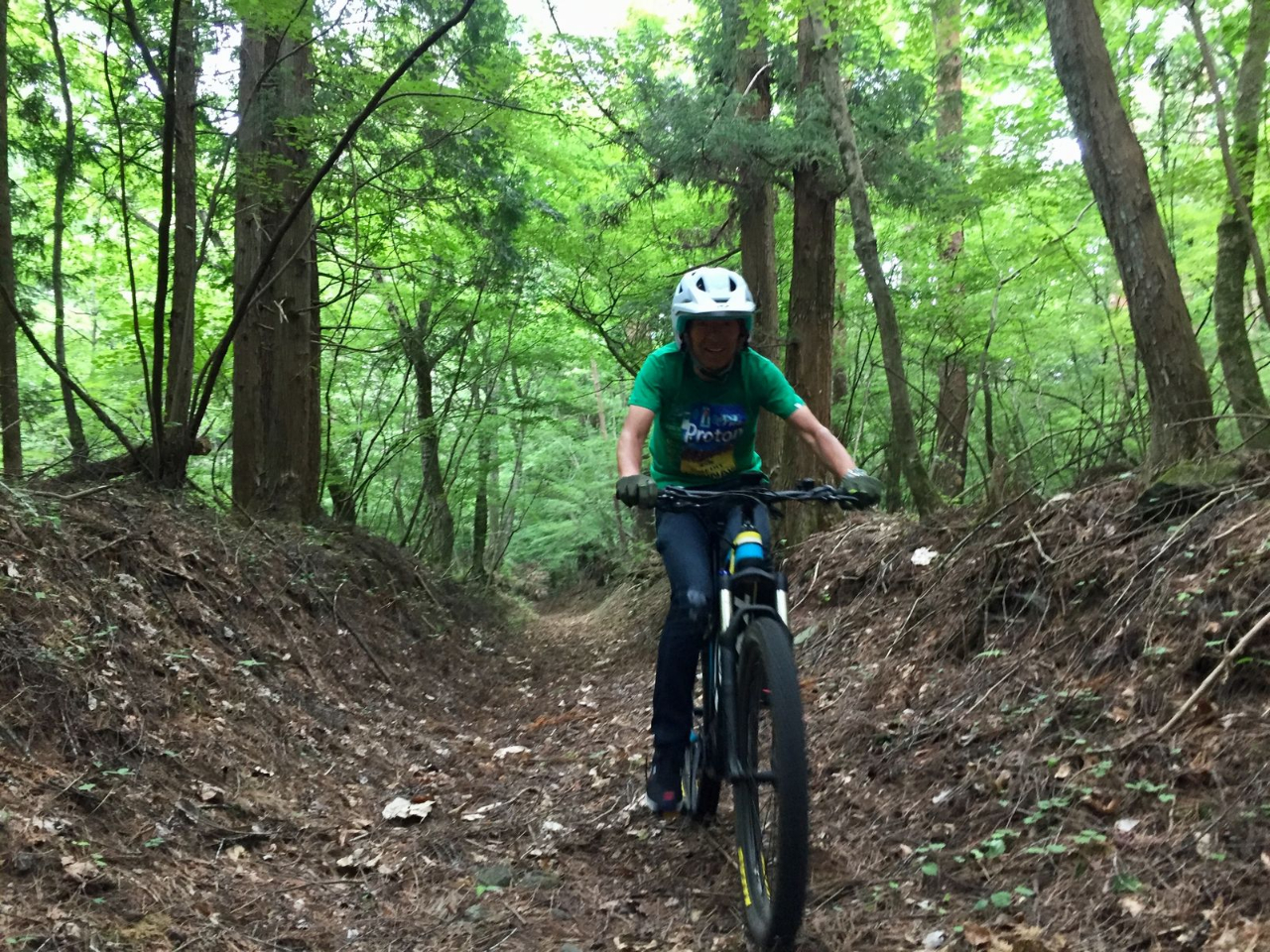 ハイグレードMTBだから林道でも快適クルージング!