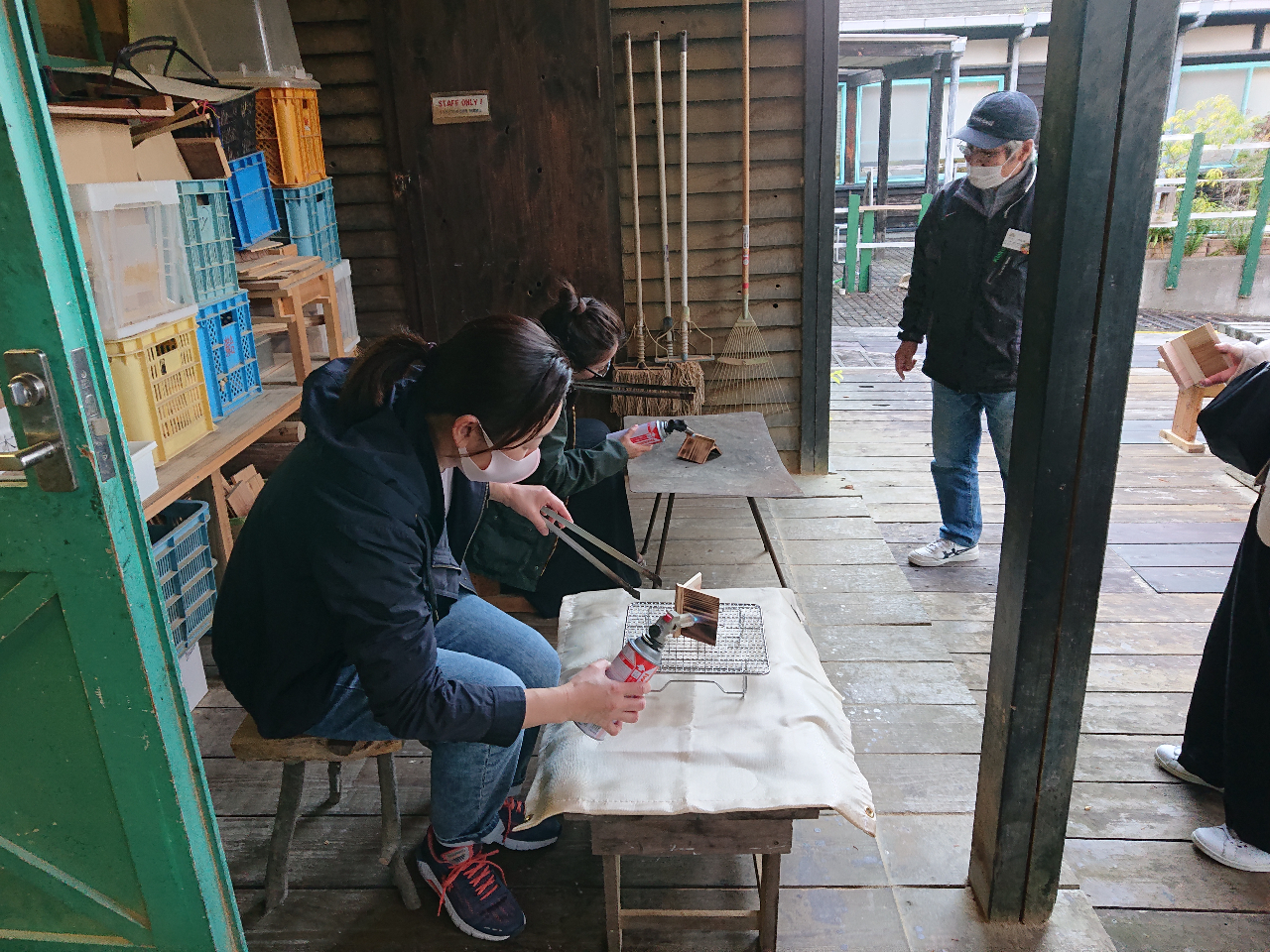 バーナー使って焼き杉体験。焼かない選択もありです。