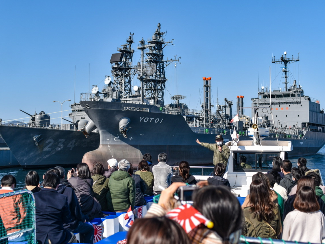 護衛艦や潜水艦の近くまで遊覧船でご案内   ガイド付き35分間のクルーです♪