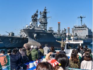 護衛艦や潜水艦の近くまで遊覧船でご案内   ガイド付き35分間のクルーです♪