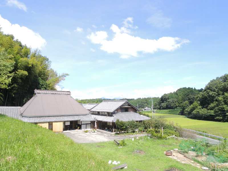 体験会場は築110年の古民家。山林に囲まれた静かな風景で一服してからの陶芸体験。落ち着いた景色を貸し切りで。大人はゆっくりと、子供さんは自然の中を駆け回ります。
