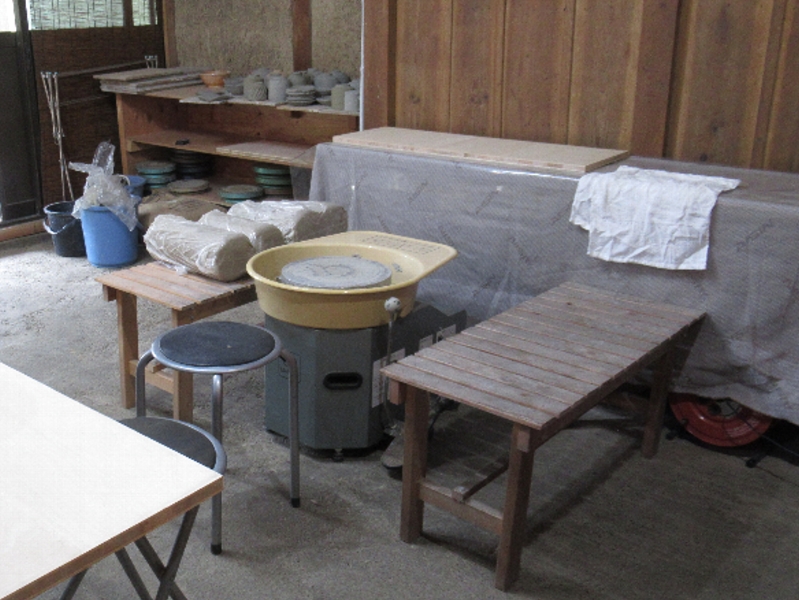 電動ロクロも体験可能です。整った器に挑戦できます。夏はひんやり。手びねり作品を完成させて、時間があればどうぞ。楽しいですが、思い通りの器作りはなかなか難しい?