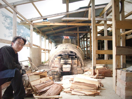 指導させて頂く作家です。全量採掘した天然粘土を使い、薪割り、築窯、窯焚きまで、あらゆる技術を自ら手掛ける超希少な作家。茶道裏千家の「茶名」も所持する二児のパパ。