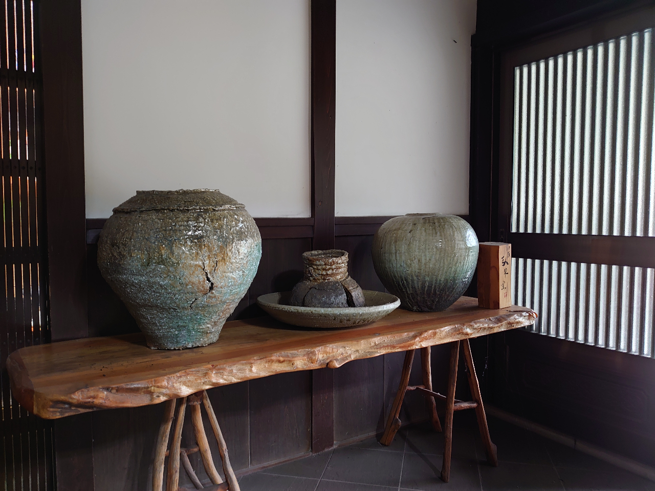 古民家の玄関。大壺作品。50cmほどの大きさ。伊賀信楽の本式薪窯作品は炎に色彩を任せる自然美。個性美の対極。禅の景色。世界から高く評価される日本固有の美です。