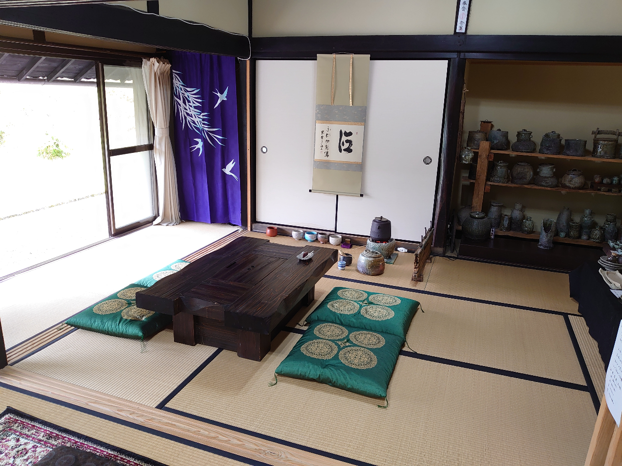 受付後、古民家で抹茶と菓子で一服。作家が茶を点てますが、正座不要でのんびり頂いてください。移動の疲れをとりつつ、何を作るか考えたり。作家作品も直売特価で購入可。